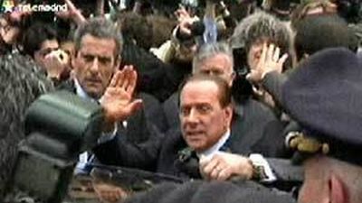 Berlusconi reaparece en un mitin y sufre una aparatosa caída