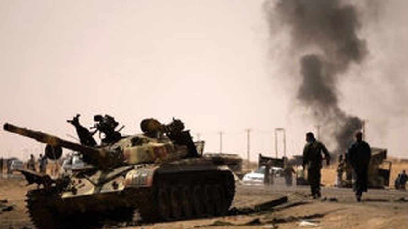 Los rebeldes encuentran resistencia de los gadafistas al suroeste de Sirte, en manos del coronel