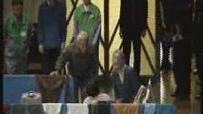 Los emperadores japoneses visitan por primera vez a refugiados del tsunami