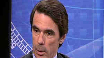 Aznar pide "frenar la destrucción de las clases medias" para salir de la crisis