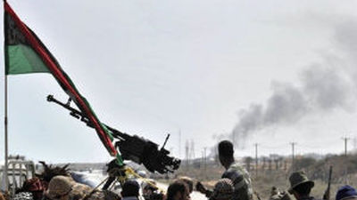 Las fuerzas de Gadafi llegan a las puertas de Ras Lanuf, enclave petrolero