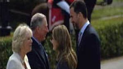 El príncipe de Gales y su esposa son recibidos en el  Palacio del Pardo por los príncipes de Asturias