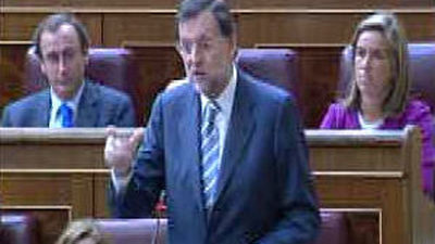 Rajoy afirma que la reforma laboral perjudica a los españoles y Zapatero le pide paciencia