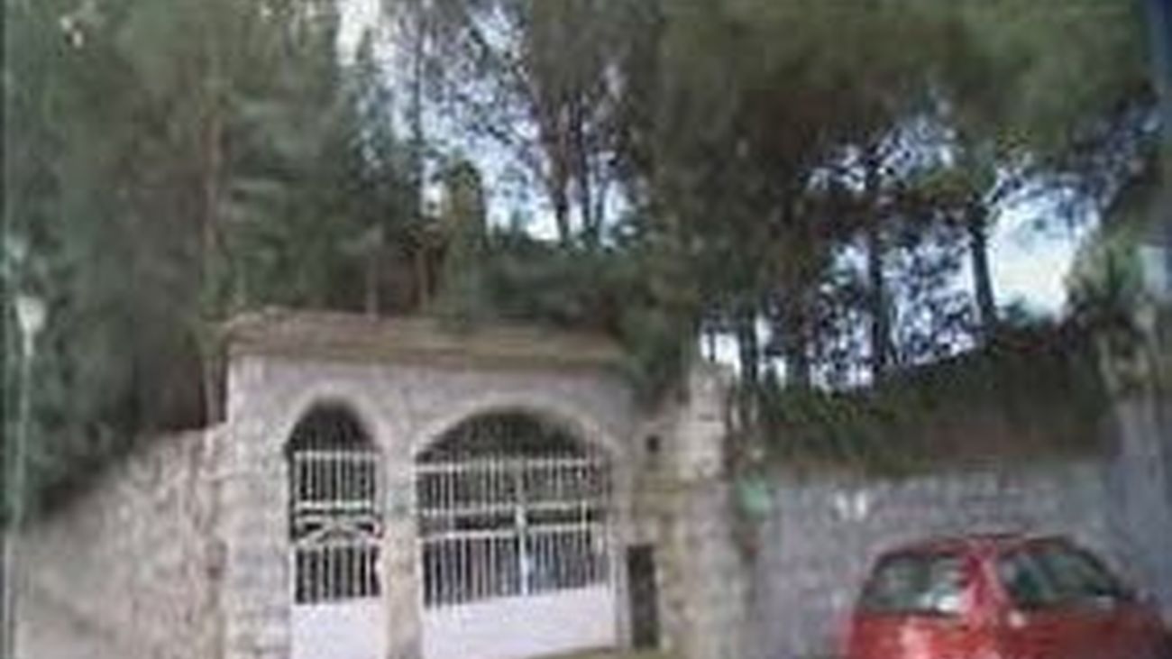 Una pareja herida por arma de fuego, uno  de ellos grave, en su chalet de Valdemorillo