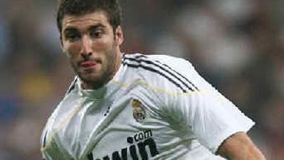 Higuaín regresa dos meses después; Albiol no llega a tiempo