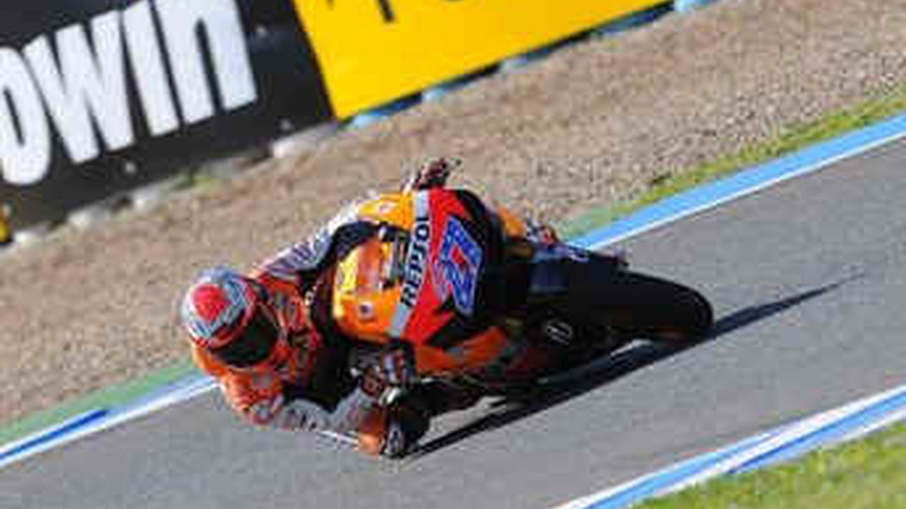 Stoner vuelve a imponerse a Pedrosa y Lorenzo