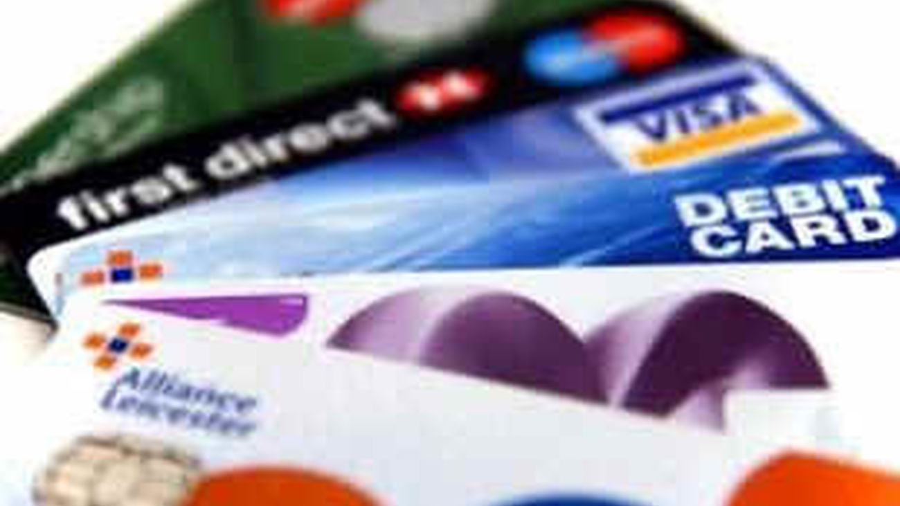 La banca eleva un 7% las cuotas por  la tarjeta de débito y un 3% las crédito