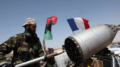 Los rebeldes rodean Brega por primera vez en días y esperan tomarla en breve