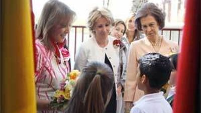 La Reina y la esposa del presidente colombiano visitan un colegio bilingüe en Alcobendas