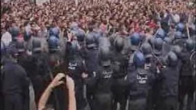 La policía argelina reprime con violencia una protesta de estudiantes y causa 150 heridos