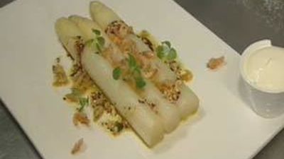 Espárragos blancos con camarones fritos