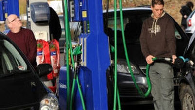 La gasolina marca un nuevo récord y el gasóleo alcanza su máximo anual