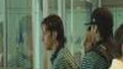 Unos 300 aficionados reciben en Barajas al Barcelona