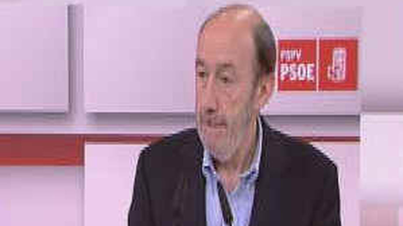 Rubalcaba dice que el PP "gana mucho menos  de lo que pierde España" con el debate sobre ETA
