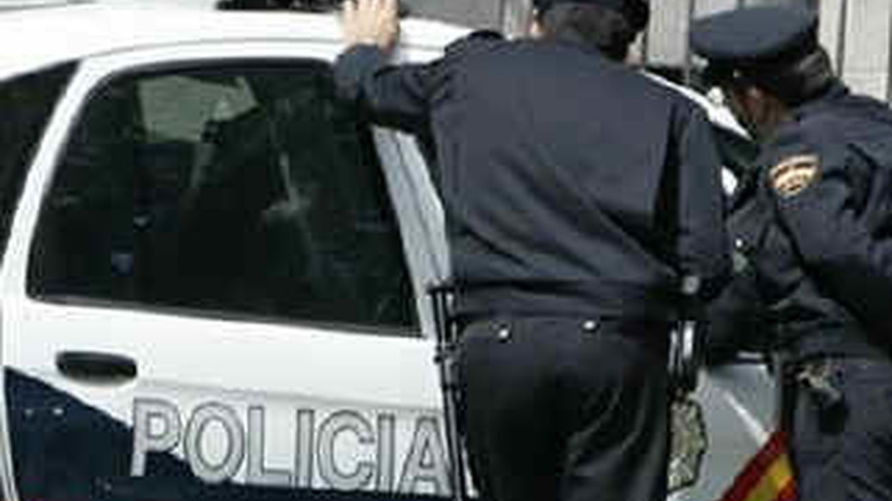 La Policía Nacional detiene a un estafador por vender oro falso por 12. ...