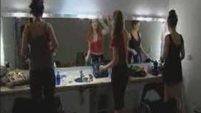 El cuarto acto se representa en el bar