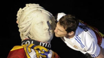 Miles de aficionados dieron la bienvenida a la Copa del Rey, en la Cibeles