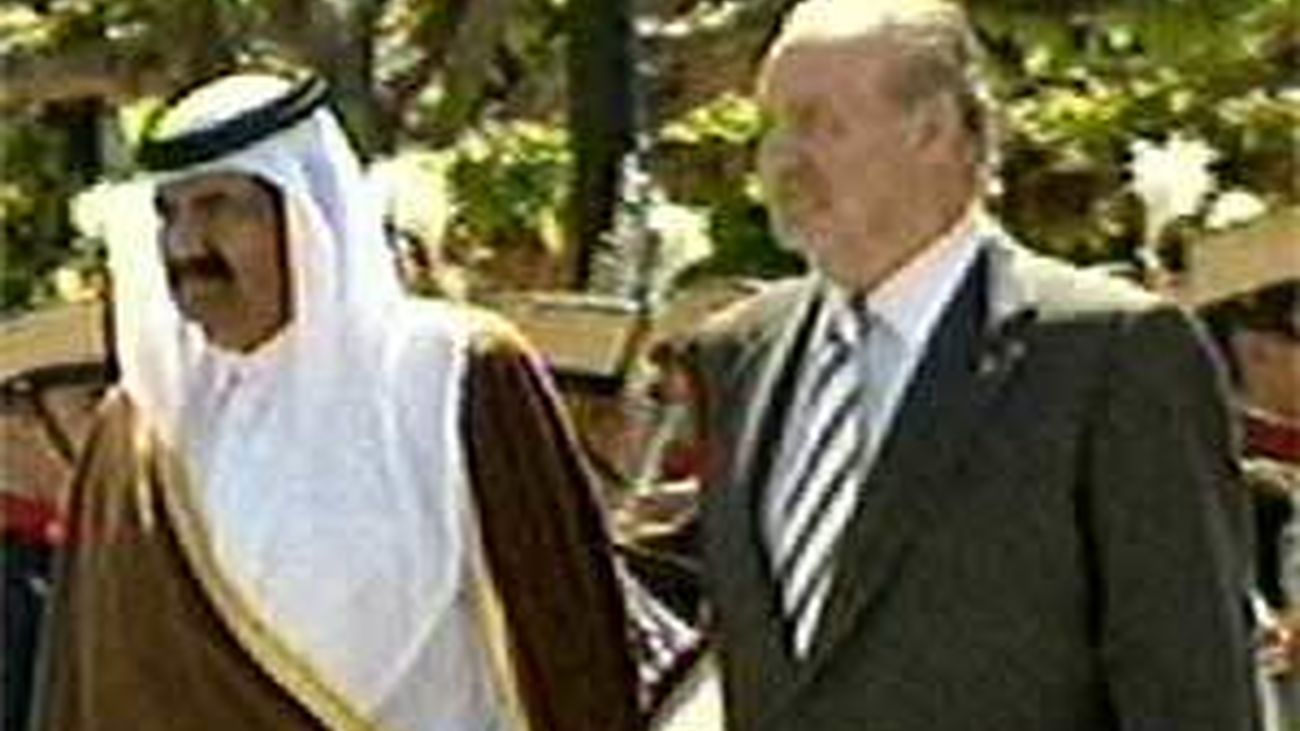 Los Reyes reciben al emir de Catar y su esposa en el inicio de su visita oficial