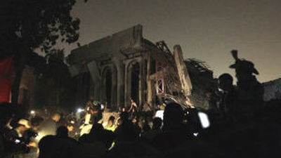 La OTAN bombardea el palacio de Gadafi y éste causa 42 muertos en Misrata