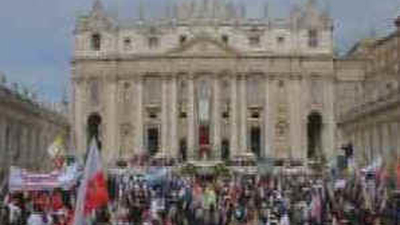 La Basílica de San Pedro se abre para que  los peregrinos veneren el féretro de Juan Pablo II
