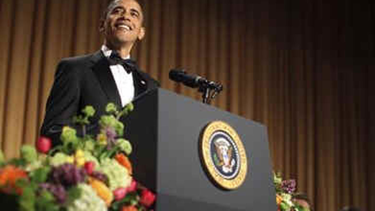 Obama bromea sobre su certificado de nacimiento en la cena de corresponsales
