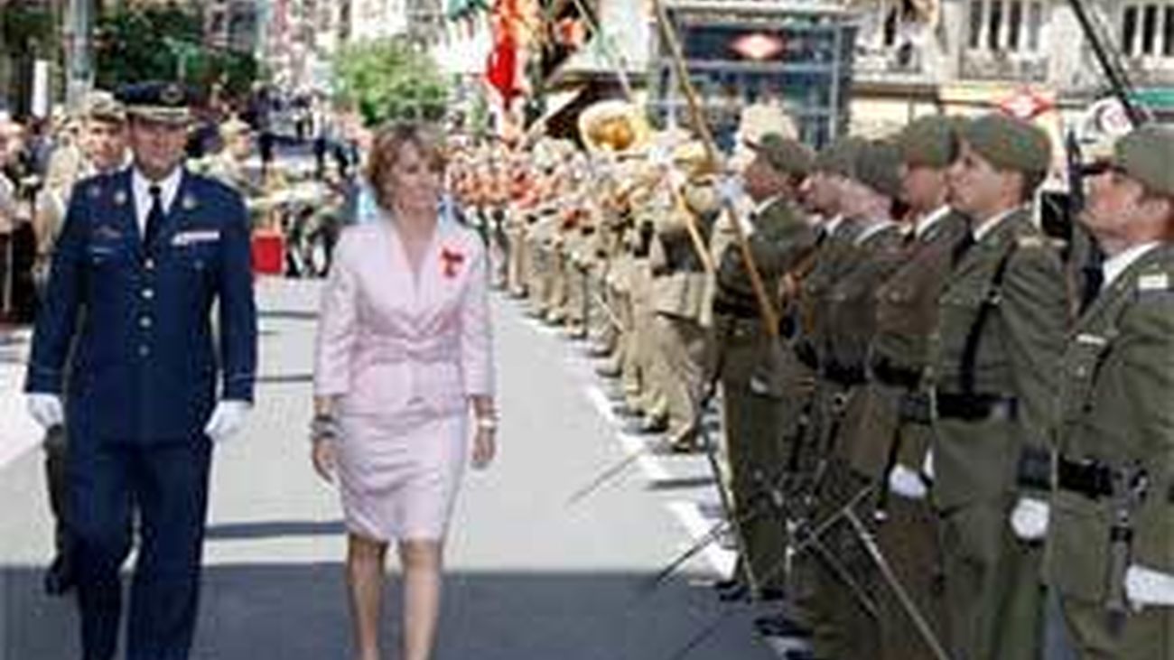 Aguirre preside parada militar y recibe honores de ordenanza por primera vez