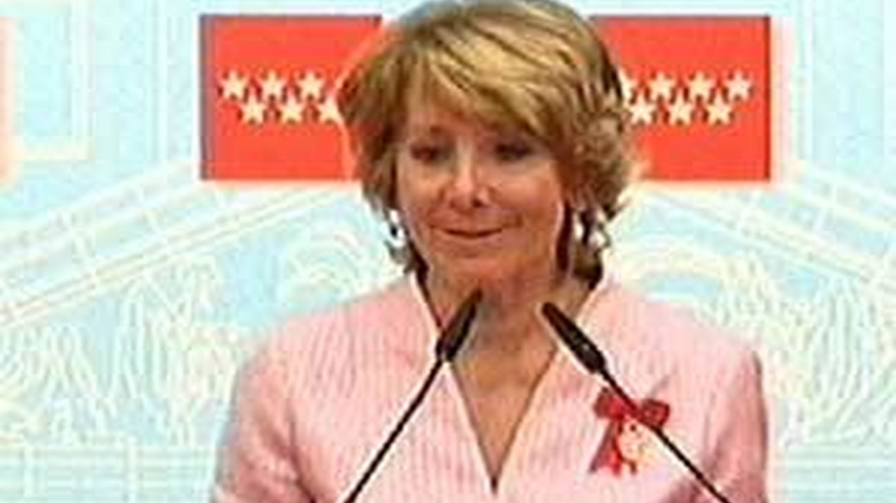 Aguirre impone las grandes cruces del 2 de Mayo en el Día de la Comunidad