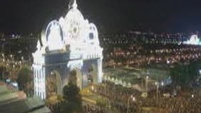 Las luces iluminan ya la Feria de Abril, que recuerda la primera vuelta al mundo