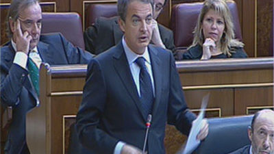 Zapatero dice que el paro de abril "puede marcar" la tendencia y Rajoy lo califica de normal