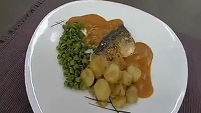 Chicharro con salsa de tomates secos y rape con pochas