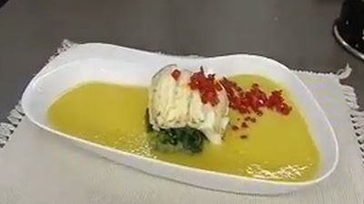 Merluza con maíz y espinacas al wok y conejo en salsa