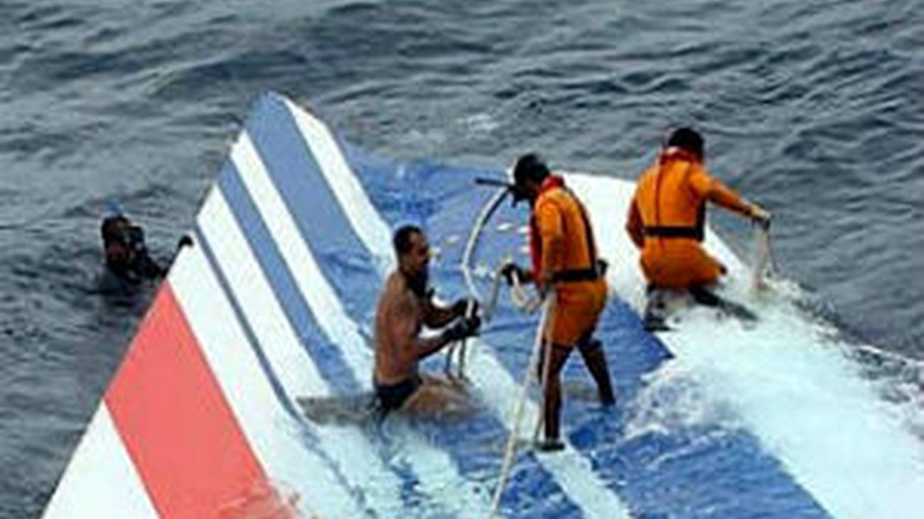 Encuentran el primer cadáver del avión Río-París accidentado en 2009