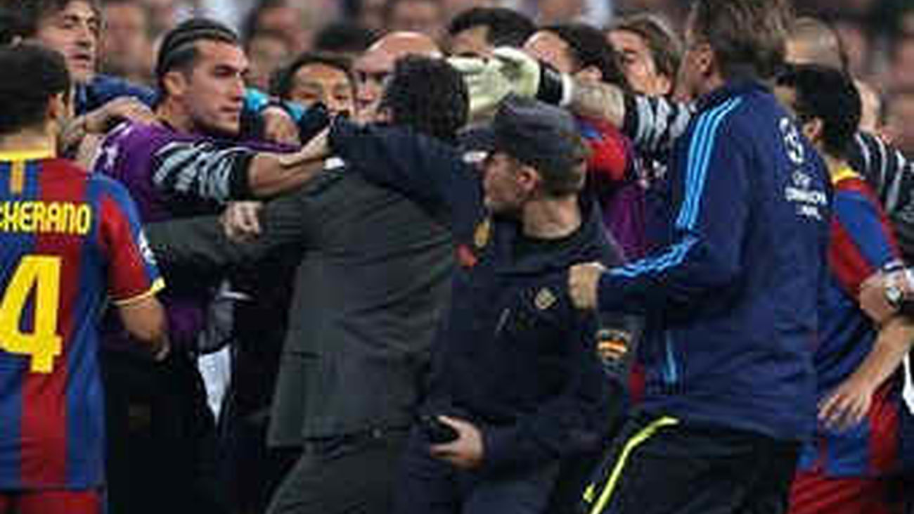 Tres partidos de sanción al portero del Barcelona  Pinto y uno al defensa portugués del Real Madrid, Pepe