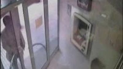 Detenidos dos atracadores que disimulaban su rostro con látex líquido