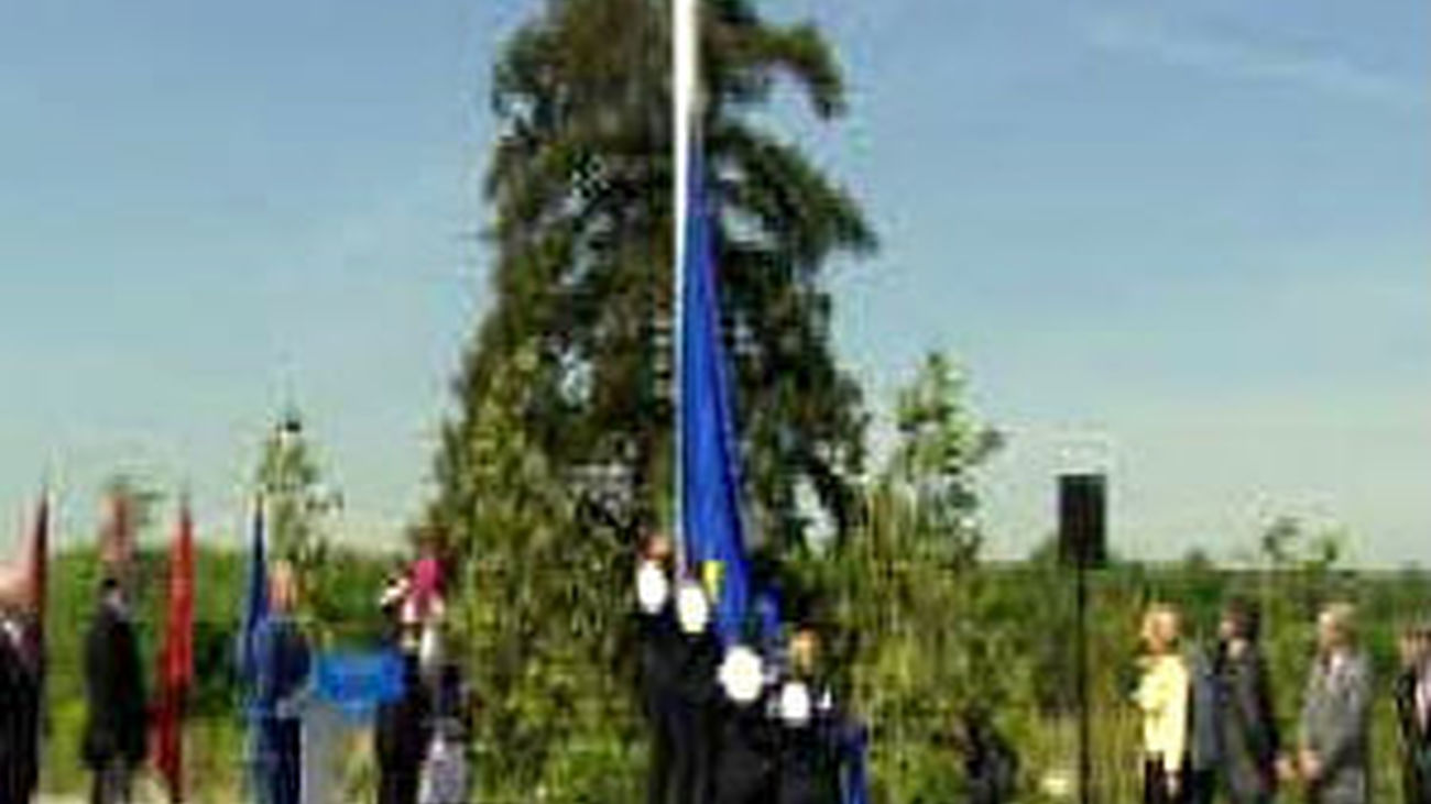 Madrid celebra el Día de Europa con actividades el izado de la bandera en la glorieta de San Vicente