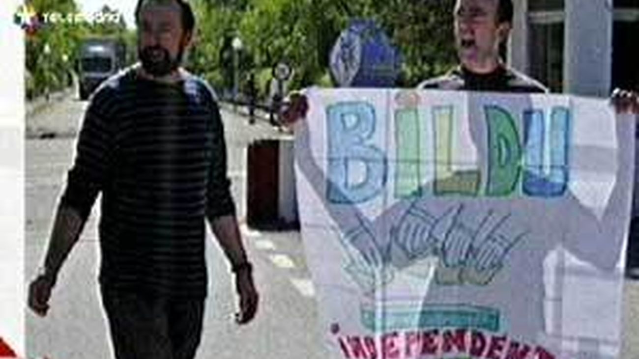 El etarra Ander Errandonea exhibe una pancarta de Bildu al salir de la cárcel