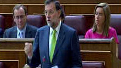 Zapatero desmiente "radicalmente" los recortes  sociales y Rajoy le dice que "no falte a la verdad"