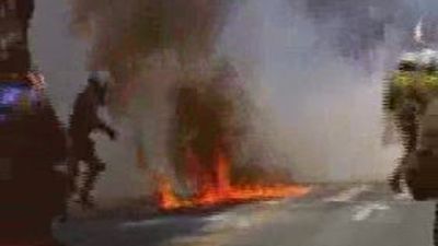 Los griegos protestan masivamente en una huelga general con choques violentos