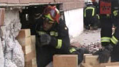 Los bomberos de la Comunidad apuntalan edificios seriamente dañados en Lorca