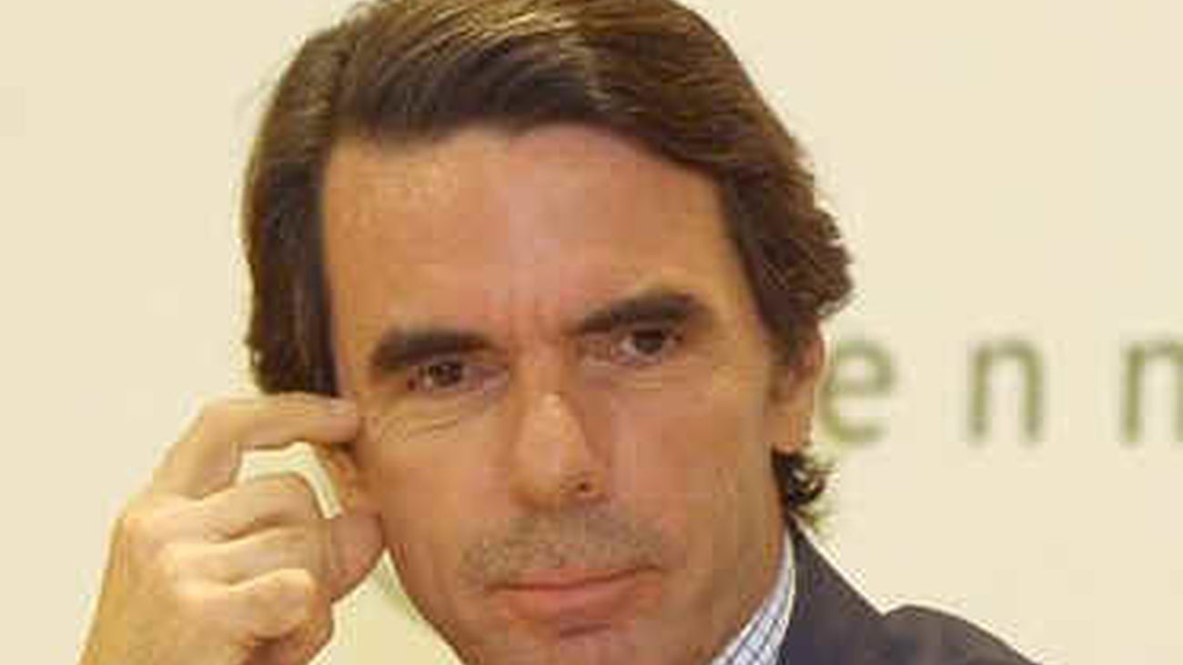 Aznar empieza el mitin acordándose de las víctimas