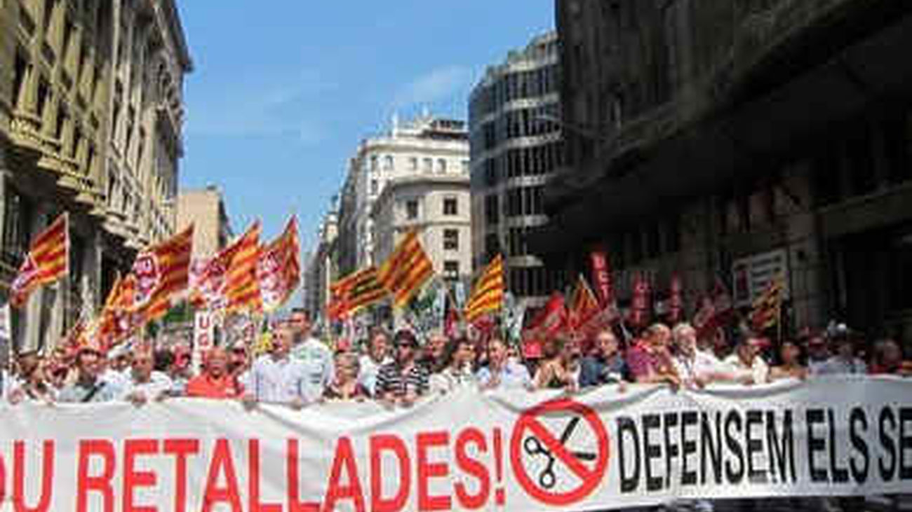 Unos 30.000 manifestantes claman en Barcelona contra los recortes sociales