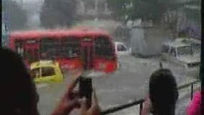 Una riada arrastra coches y autobuses en la ciudad de Barranquilla