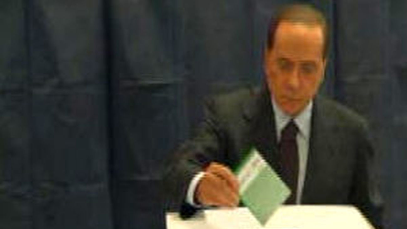 Ultimo día de elecciones municipales parciales en Italia, un test para Berlusconi
