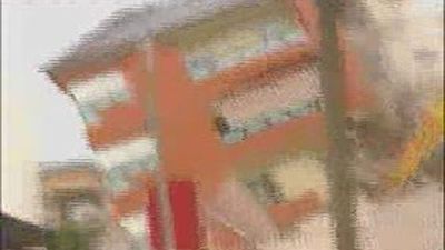 Un edificio de cuatro plantas se viene abajo  en Lorca cuando iba a ser derribado