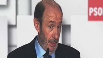 Rubalcaba pide votar al PSOE porque sigue siendo el  mismo pese a sus errores