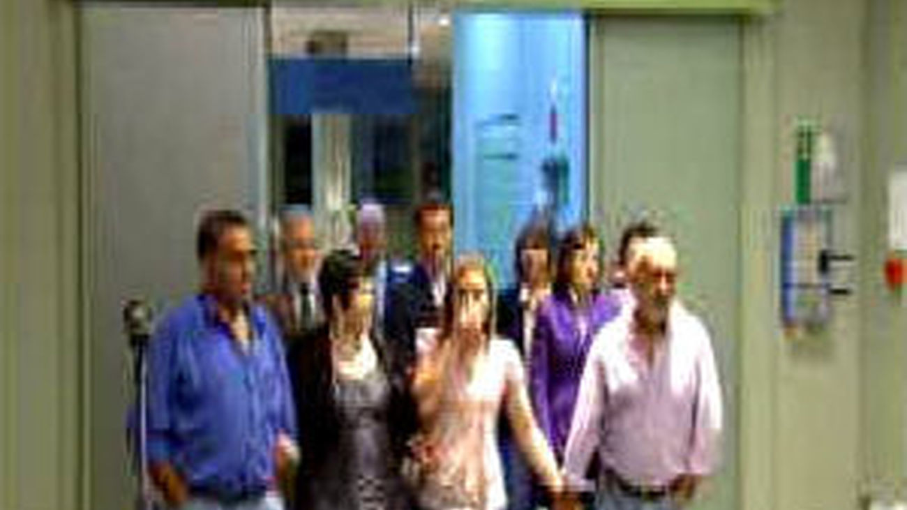 Familiares y autoridades reciben en Compostela a los marineros secuestrados por piratas somalíes