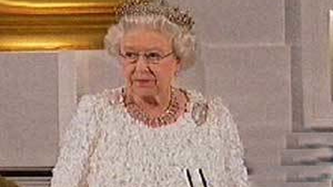 Isabel II subraya la solidez de los nexos entre Reino Unido e Irlanda pese al pasado "turbulento"