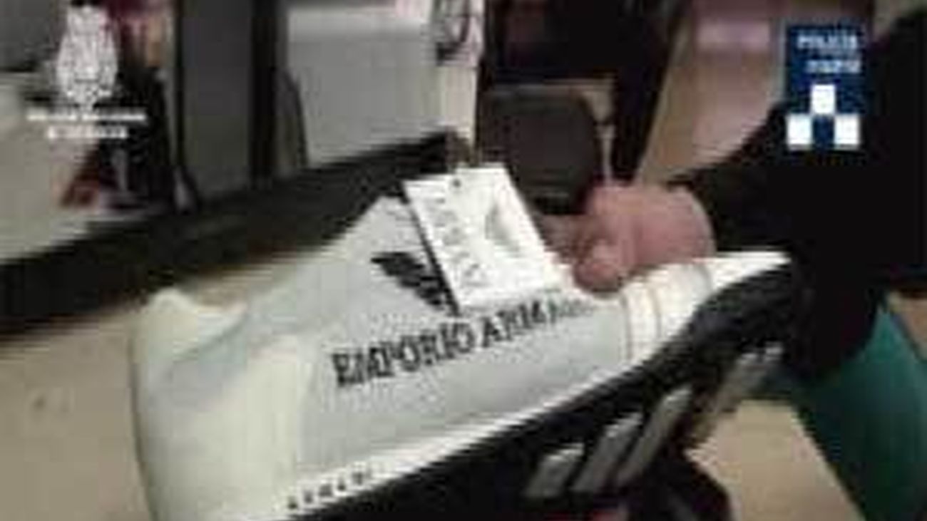 La Policía detiene a 3 personas e interviene 1.246 complementos de ropa falsos en Lavapiés