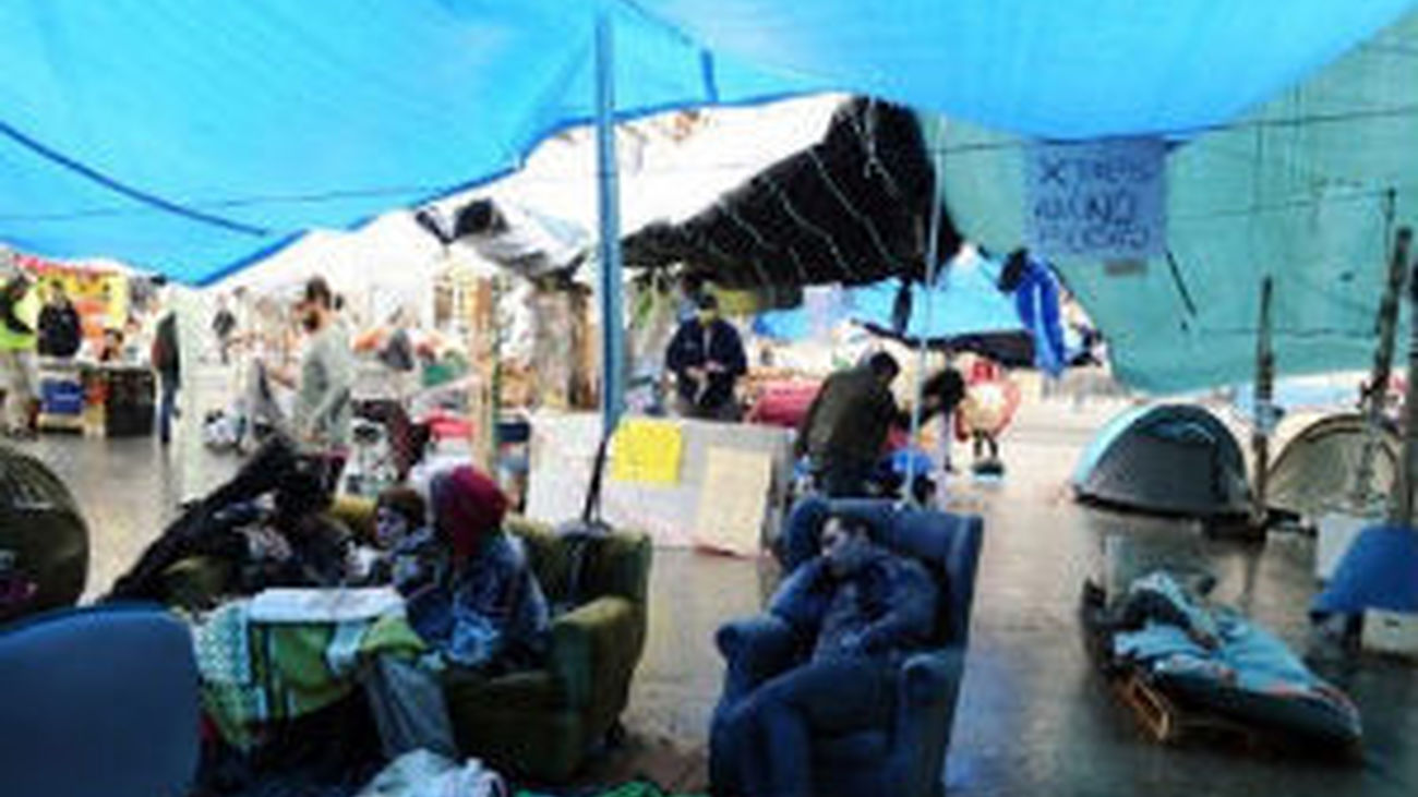 Placas solares y una guardería en la acampada de Sol