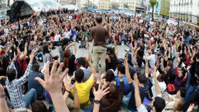 Los indignados protestan en el Congreso por la reforma de la negociación colectiva